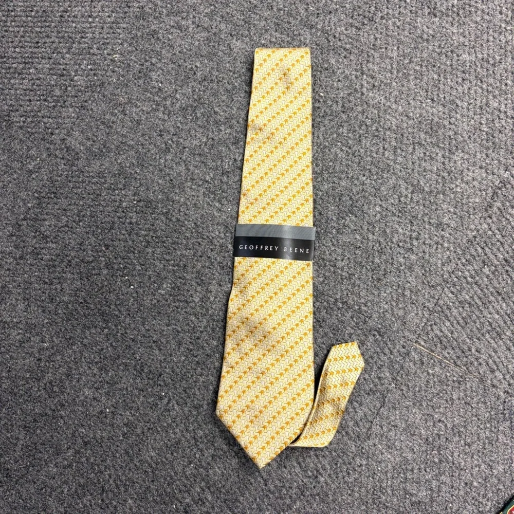 Geoffrey Beene Mens Silk Necktie Gold Silver Geometric Chevron Pattern BTOS0794